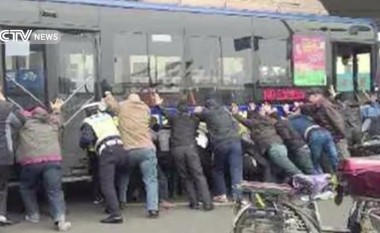 Njëzet persona lëvizin autobusin, poshtë të cilit kishte ngecur një njeri (Video)