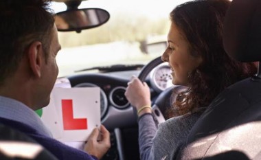 Ligji i ri në Holandë: Instruktorët e auto-shkollës mund të pranojnë seks në vend të parave