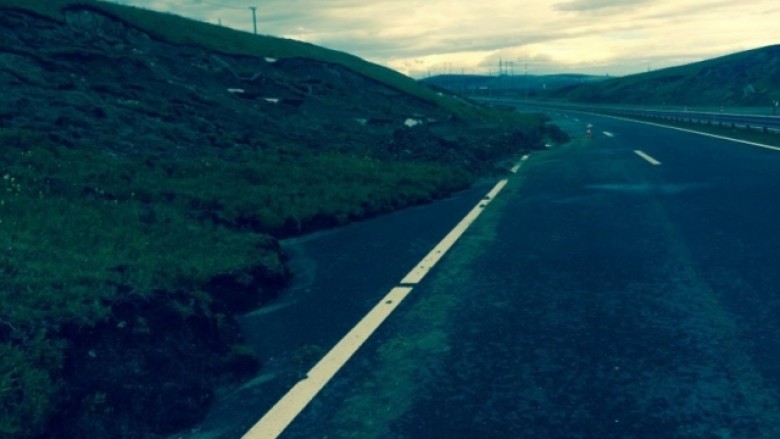 Autostrada ‘Ibrahim Rugova’ mbulohet nga dheu (Foto)