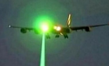 Kurrë mos i ndriçoni aeroplanët dhe helikopterët me dritë laseri, pason dënimi