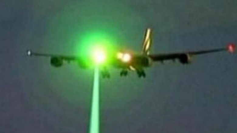 Kurrë mos i ndriçoni aeroplanët dhe helikopterët me dritë laseri, pason dënimi