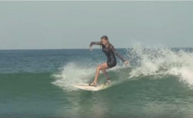 Bëri surf me taka dhe fustan, sepse e humbi bastin! (Video)