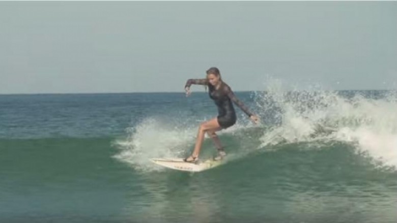 Bëri surf me taka dhe fustan, sepse e humbi bastin! (Video)