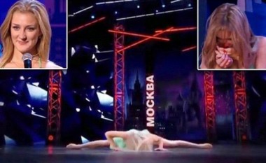 Balerina thyen hundën gjatë performancës (Video)