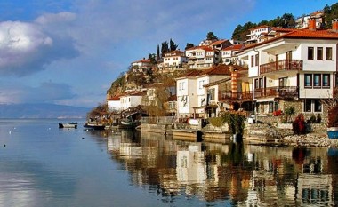 Në mes të sezonit ndalohet notimi në një pjesë të Liqenit të Ohrit