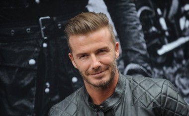 Beckham pranon sfidën, bën ‘pompa’ gjysmë i zhveshur (Video)