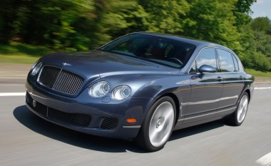 Bentley do të tërheqë 27,640 automjete për shkak të kabllove të baterisë