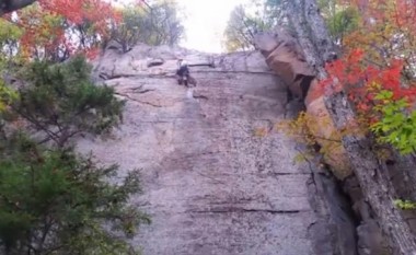 Bie alpinisti, e shpëton litari i sigurisë (Video)