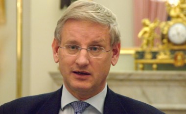 Bildt: Duhet angazhim i shteteve të fuqishme të BE-së në çështjen e emrit të Maqedonisë (Cicërimë)