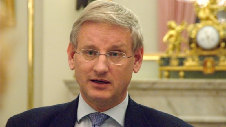 Bildt: Duhet angazhim i shteteve të fuqishme të BE-së në çështjen e emrit të Maqedonisë (Cicërimë)