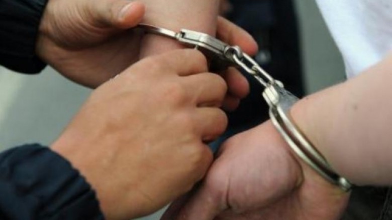 Policia arreston shtatë persona për marrje me bixhoz