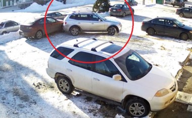 Shoferja që t’i prish nervat: Pesë minuta nuk ia del të dalë nga parkingu gjysmë i zbrazët (Video)