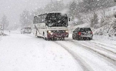 Ndalohet qarkullimi i automjeteve të rënda në rrugën Mavrovë-Dibër