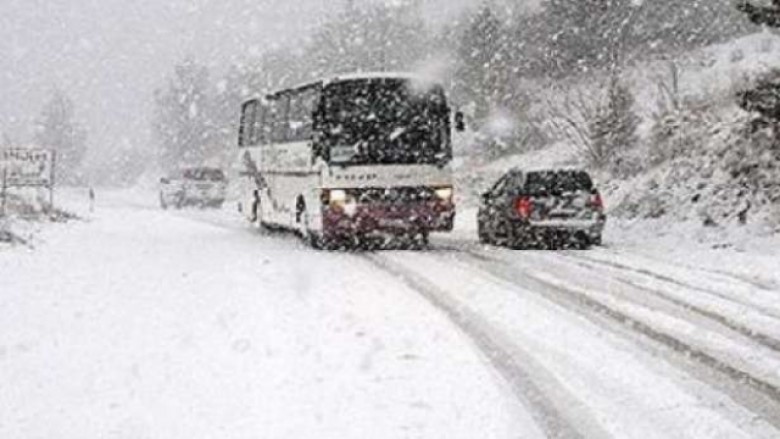 Për shkak të reshjeve të borës ndalohet komunikacioni për kamionët në rrugën Mavrovë-Dibër