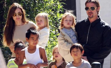 Jolie-Pitt duan t’i shtojnë familjes një fëmijë sirian