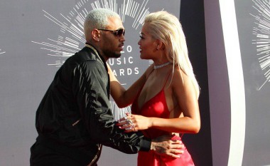 Rita Ora skena të nxehta me Chris Brown në videoklipin e ri (Foto)