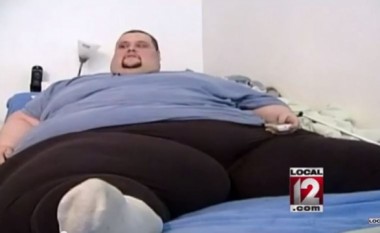 Burrin që peshon 500 kilogramë, me kran e kanë zbritur nga ndërtesa (Foto)