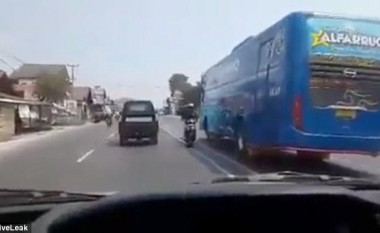 Vozitja e rrezikshme e autobusit, në trafik të ngjeshur (Video)