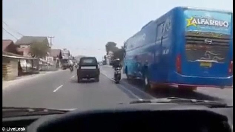 Vozitja e rrezikshme e autobusit, në trafik të ngjeshur (Video)