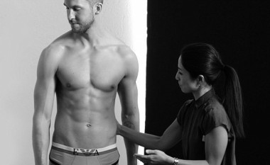 Calvin Harris tregon muskujt për “Emporio Armani”