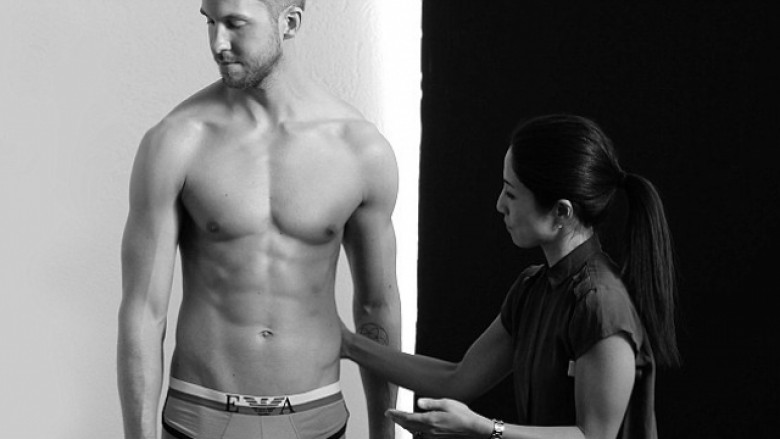 Calvin Harris tregon muskujt për “Emporio Armani”