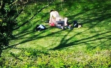 Çifti kapet duke bërë seks në park, në mes të ditës (Video,+18)