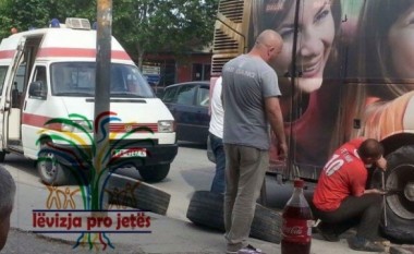 Çudia e radhës: Ambulanca i jep “ndihmën e shpejtë” autobusit! (Foto)