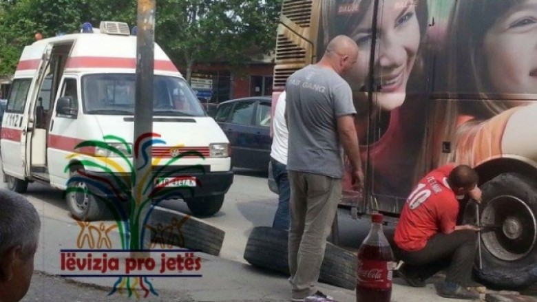 Çudia e radhës: Ambulanca i jep “ndihmën e shpejtë” autobusit! (Foto)