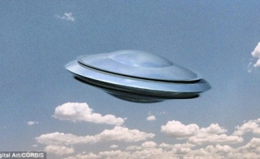 “UFO”-t dhurojnë spektakël mbi Elbasan (Video)