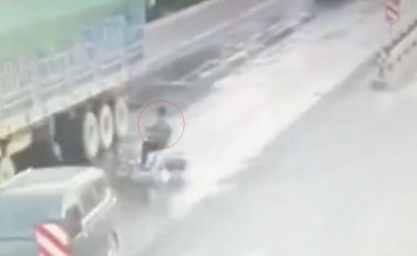 Vdekja brutale dhe e shpejtë e motoçiklistit: Vetëvrasja mizore! (Video, +18)