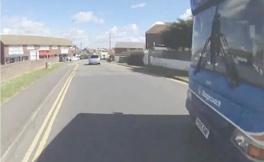 Autobusi për pak sa nuk e mbyti çiklistin (Video)
