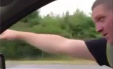 “Supermeni” jashtë veturës në lëvizje – çmenduria që po e praktikojnë të rinjtë (Video)