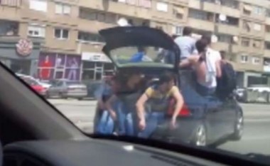 Dalldisen maturantët e Prishtinës, 14 prej tyre në një veturë të vetme (Video)