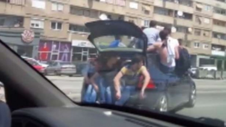 Dalldisen maturantët e Prishtinës, 14 prej tyre në një veturë të vetme (Video)