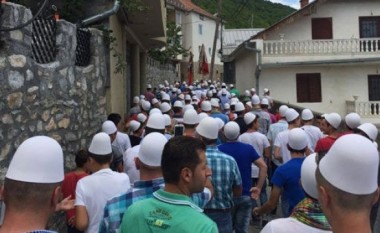 Dasmë e veçantë: Të gjithë dasmorët me plisa (Foto)