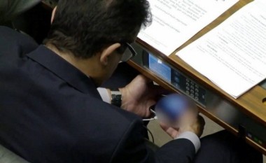 Deputeti “po thyente monotoninë” e parlamentit, shikonte porno në celular (Video)