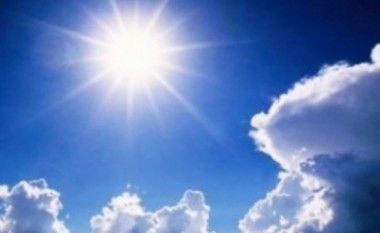 Prashikimi i motit për të dielën: Diell dhe vranësira të pjesshme, qytetarët udhëzohen të mos jenë në kontakt direkt me rrezet e diellit