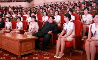 Diktatori Kim Jong-un, i rrethuar vetëm nga femrat (Foto)