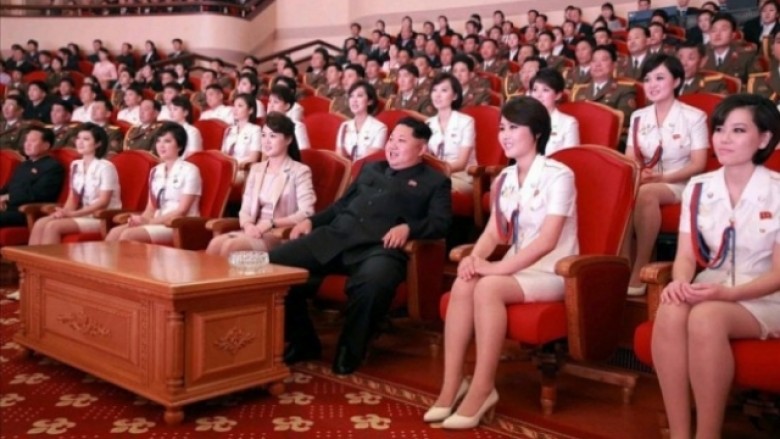 Diktatori Kim Jong-un, i rrethuar vetëm nga femrat (Foto)