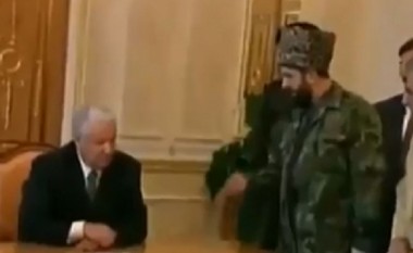Dinjiteti në negociata: Lideri i popullit të vogël çeçen ia përcakton rusit të madh vendin ku duhet të ulet! (Video)