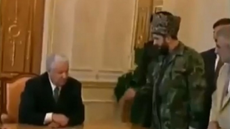Dinjiteti në negociata: Lideri i popullit të vogël çeçen ia përcakton rusit të madh vendin ku duhet të ulet! (Video)