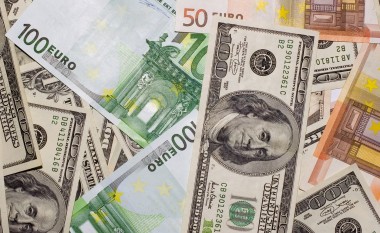 Euro niveli më i ulët ndaj dollarit në 12 vite