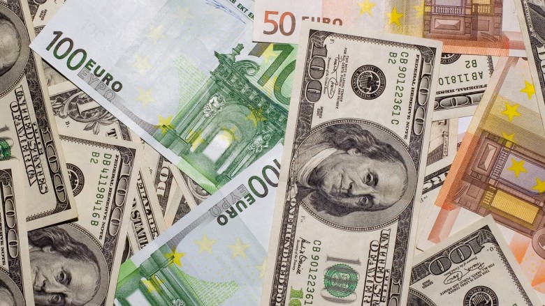 Euro niveli më i ulët ndaj dollarit në 12 vite