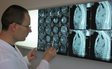 Dr. Fatos Kelmendi, neurokirurg