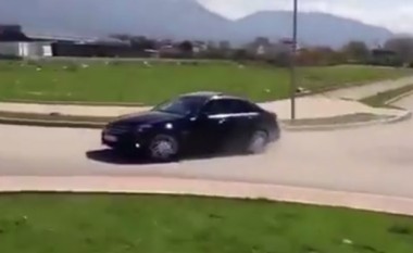 “Drift” me makinë në një rrethrrotullim të Tiranës (Video)