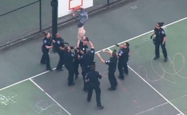 Duke ikur nga Policia, u ngatërrua në rrjetën e koshit të basketbollit (Video)