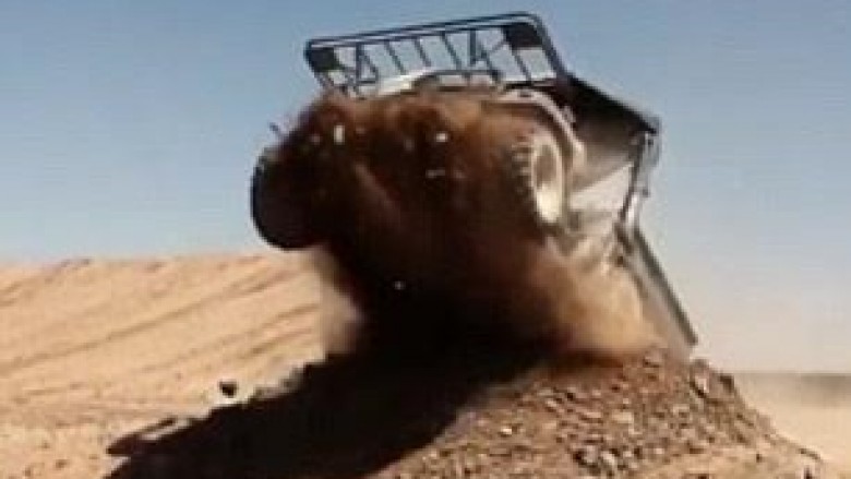 Vozitja e rrezikshme, “kur je i mërzitur në Afganistan” (Video)