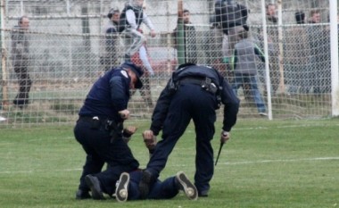 Dy skuadra për lojë, e treta për dajak!