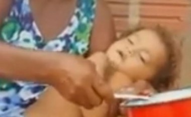 E frikshme se si kjo nënë ushqen fëmijën e saj!| (Video)