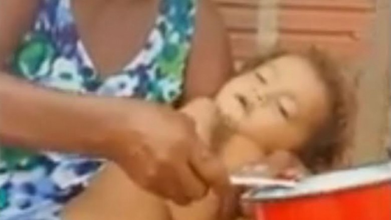 E frikshme se si kjo nënë ushqen fëmijën e saj!| (Video)